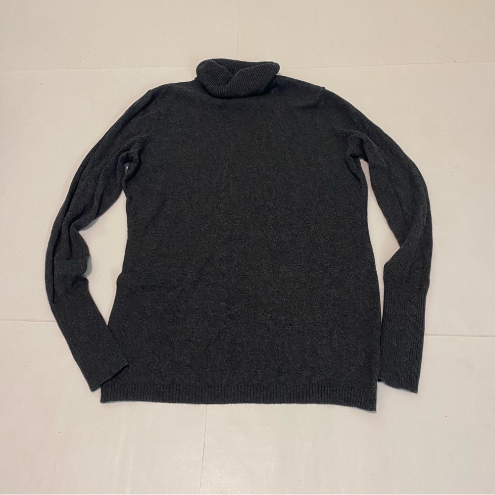⭐️ Worthington gray turtleneck top size small